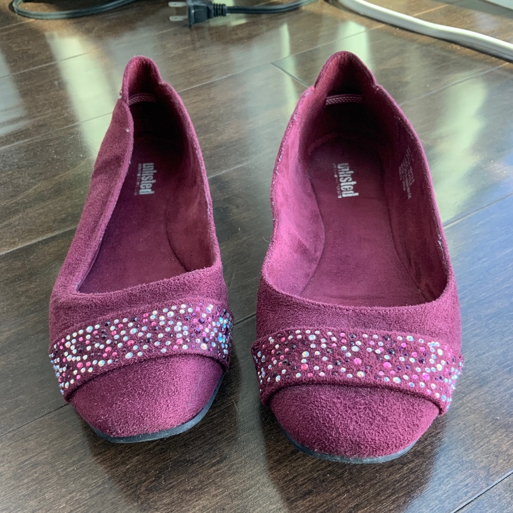 KENNETH COLE Maroon Flats with rhinestones. Size 7.